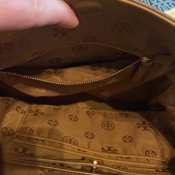 Tory Burch City Hobo Bag Never ever used with original dust bag caramel color - Picture 13 of 15